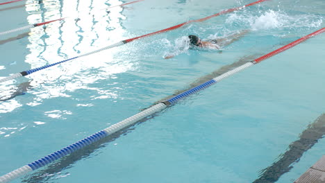 Schwimmer-In-Aktion-In-Einem-Hallenbad