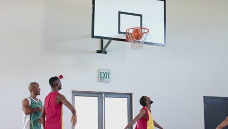 Los-Jóvenes-Afroamericanos-Disfrutan-De-Un-Partido-De-Baloncesto-En-El-Interior.
