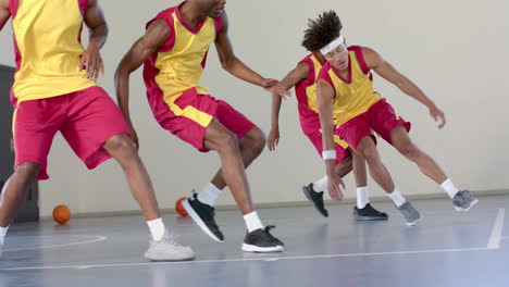 Los-Hombres-Afroamericanos-Juegan-Baloncesto-En-El-Interior.