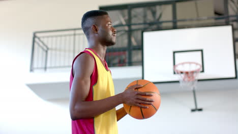 Afroamerikaner-Hält-Einen-Basketball-In-Einem-Fitnessstudio