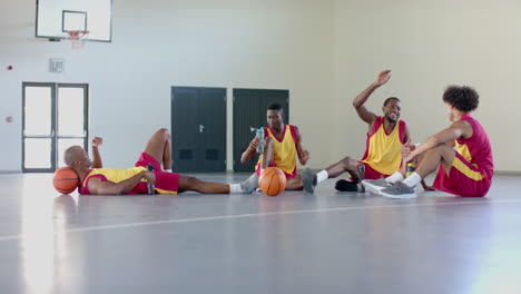 Verschiedene-Basketballspieler-Entspannen-Auf-Dem-Platz