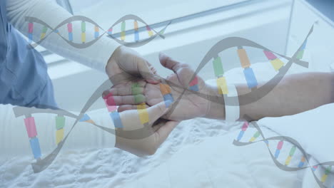 Animation-Von-DNA-Strängen-über-Einer-Ärztin,-Die-Die-Hand-Einer-älteren-Patientin-Massiert