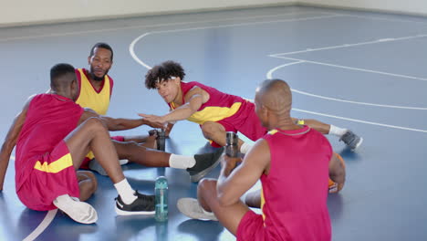 Das-Vielfältige-Basketballteam-Macht-Eine-Pause-Auf-Dem-Platz