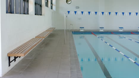 Ein-Hallenbad-Erwartet-Die-Schwimmer-Mit-Platz-Zum-Kopieren