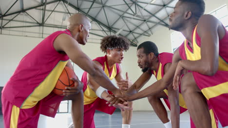 Basketballspieler-Entwickeln-Während-Einer-Auszeit-Eine-Strategie