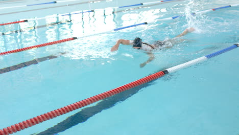 Schwimmer-In-Aktion-In-Einem-Pool,-Mit-Kopierraum