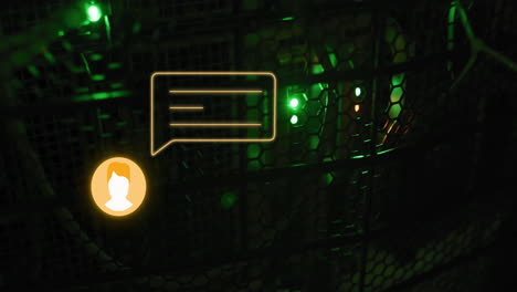 Animation-Des-Orangefarbenen-Chatbot-Nachrichtensymbols-über-Einem-Leuchtenden-Computerserver-Im-Dunklen-Raum