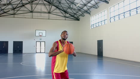 Afroamerikaner-Wirft-Einen-Basketball-In-Einem-Hallenplatz