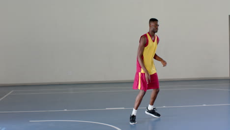 Afroamerikanischer-Mann-Spielt-Basketball-Im-Innenbereich,-Mit-Kopierraum