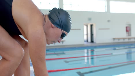 Professioneller-Schwimmer-Am-Beckenrand,-Bereit-Zum-Eintauchen