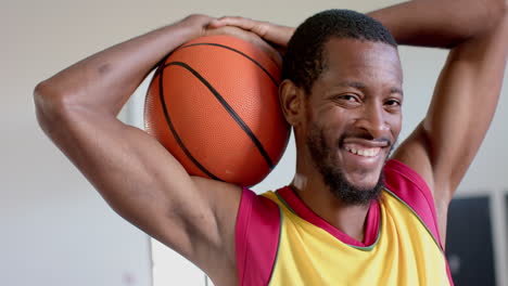 Afroamerikaner-Posiert-Mit-Einem-Basketball-Im-Fitnessstudio