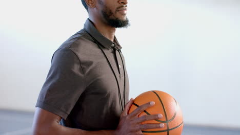 Afroamerikanischer-Trainer-Hält-Einen-Basketball