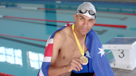 Un-Nadador-Orgulloso-Muestra-Su-Medalla-De-Oro-En-La-Piscina-Con-La-Bandera-Australiana.