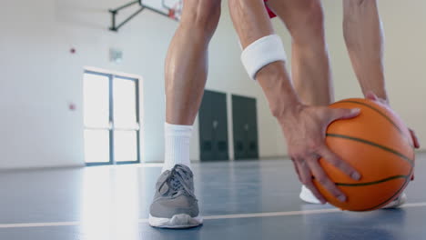 Sportler-Bereit,-Basketball-In-Einem-Fitnessstudio-Zu-Spielen
