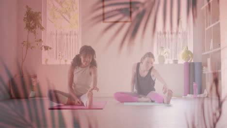 Animation-Von-Palmblättern-über-Glücklichen,-Unterschiedlichen-Teenager-Mädchen,-Die-Gemeinsam-Yoga-Praktizieren