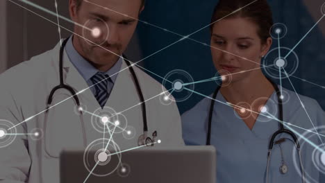 Animation-Eines-Netzwerks-Von-Verbindungen-über-Verschiedene-Ärzte,-Die-Ein-Tablet-Nutzen