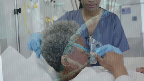 Animation-Eines-DNA-Strangs-über-Einer-Afroamerikanischen-Ärztin,-Die-Einer-älteren-Patientin-Sauerstoff-Verabreicht