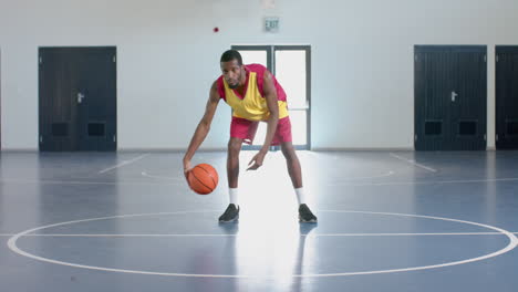 Afroamerikaner-Spielt-Basketball-Im-Innenbereich