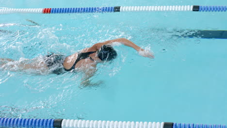 Nadadora-Atleta-Caucásica-Nadando-En-Una-Piscina,-Con-Espacio-De-Copia