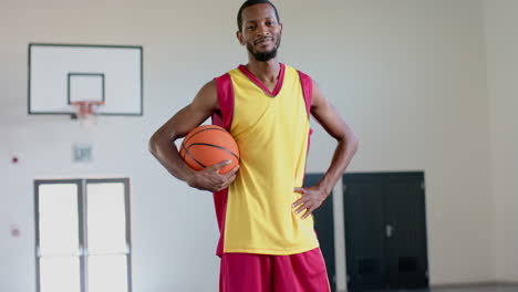 Afroamerikanischer-Mann-Posiert-Selbstbewusst-In-Einem-Fitnessstudio-Mit-Kopierraum