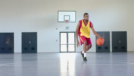 Hombre-Afroamericano-Jugando-Baloncesto-En-El-Interior