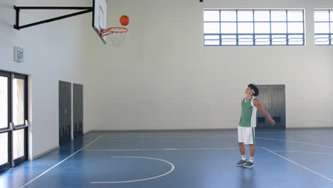 Un-Joven-Birracial-Juega-Baloncesto-En-El-Interior.