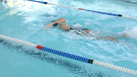 Nadador-En-Acción-En-Una-Competición-De-Piscina