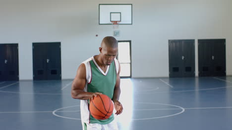 Afroamerikanischer-Mann-Spielt-Basketball-Im-Innenbereich,-Mit-Kopierraum