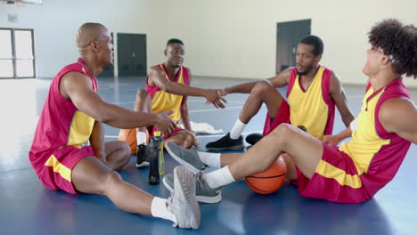 Verschiedene-Basketballspieler-Machen-Eine-Pause-Auf-Dem-Platz