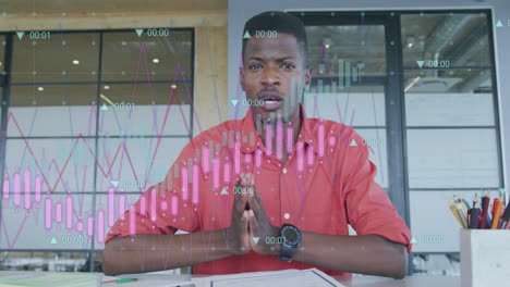 Animation-Von-Daten-Zur-Diagrammverarbeitung-über-Einen-Afroamerikanischen-Gelegenheitsgeschäftsmann,-Der-Einen-Videoanruf-Macht