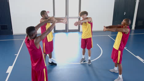 Ein-Vielfältiges-Basketballteam-Trainiert-In-Einer-Halle