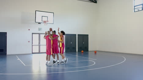 Hombres-Afroamericanos-Celebran-Una-Puntuación-En-Un-Partido-De-Baloncesto-En-Un-Gimnasio