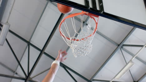 Sportler,-Der-Während-Eines-Basketballspiels-Ein-Tor-Schießt,-Mit-Kopierraum