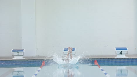 Schwimmer-Macht-Einen-Sprung-In-Einem-Hallenbad