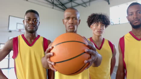 Ein-Vielfältiges-Basketballteam-Posiert-Selbstbewusst-In-Der-Turnhalle