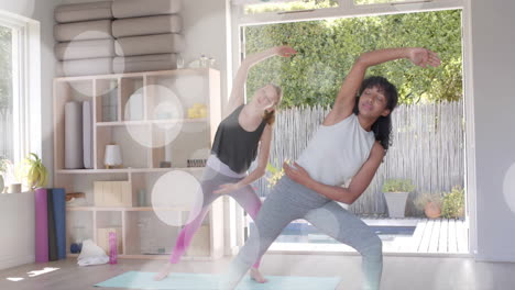 Animation-Von-Weißen-Lichtpunkten-über-Verschiedenen-Teenager-Mädchen,-Die-Gemeinsam-Yoga-Praktizieren