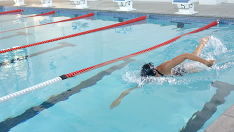 Atleta-Nadando-En-Una-Piscina-Al-Aire-Libre
