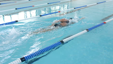 Nadadora-Atleta-Caucásica-Nadando-En-Una-Piscina