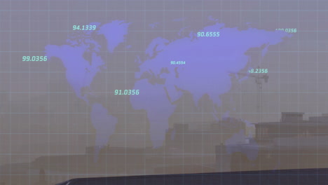 Animación-Del-Procesamiento-De-Datos-Y-Mapa-Mundial-Azul-Sobre-Un-Paisaje-Urbano-Brumoso