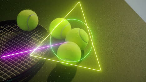 Animation-Von-Bunten-Kreisen,-Dreiecken-Und-Quadraten,-Die-Tennisbälle-Und-Schläger-Auf-Einem-Rasenplatz-Scannen