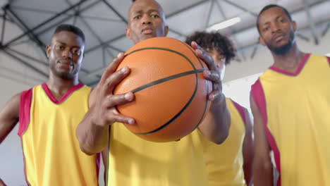 Ein-Vielfältiges-Basketballteam,-Das-Sich-Auf-Das-Spiel-Konzentriert