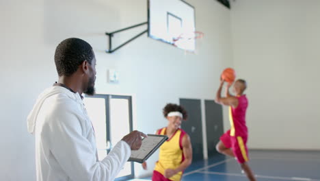 Afroamerikanischer-Trainer-Trainiert-Basketball-Im-Innenbereich,-Mit-Kopierraum