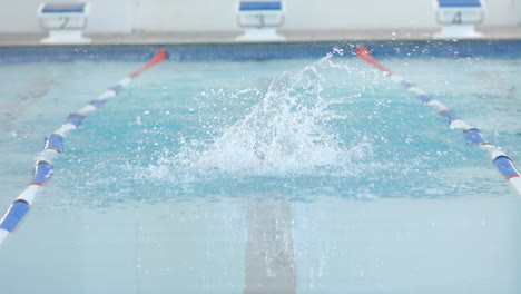 Schwimmer-In-Aktion-In-Einem-Pool-Während-Des-Trainings