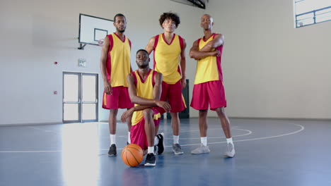 Zuversichtlich-Basketball-Team-Posiert-In-Einem-Fitnessstudio