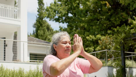 Ältere-Frau-Mit-Gemischter-Abstammung-Meditiert-In-Einer-Ruhigen-Umgebung-Im-Freien