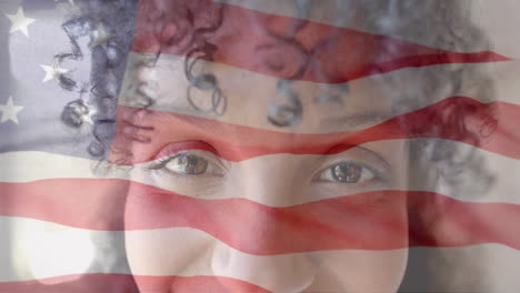 Animation-Einer-Lächelnden-Frau-Mit-Gemischter-Abstammung-über-Der-Flagge-Der-USA