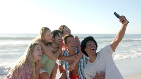 Eine-Bunt-Gemischte-Gruppe-Von-Freunden-Macht-Ein-Selfie-Am-Strand