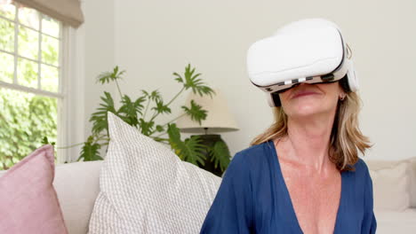 Una-Mujer-Caucásica-Mayor-Explora-La-Realidad-Virtual-En-Casa