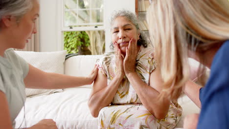 Ältere-Frau-Mit-Gemischter-Abstammung-Ist-Traurig-Und-Wird-Zu-Hause-Von-Freunden-Getröstet