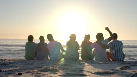 Eine-Vielfältige-Gruppe-Von-Freunden-Genießt-Einen-Ruhigen-Sonnenuntergang-Am-Strand-Mit-Platz-Zum-Kopieren